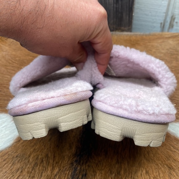 Women’s UGG winter sandals size 7 check them out thanks 🙏 - Picture 3 of 7
